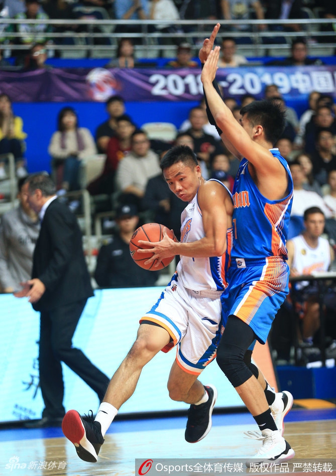 弗雷戴特命中三分后握拳怒吼，眼神中透露出王者归来的霸气