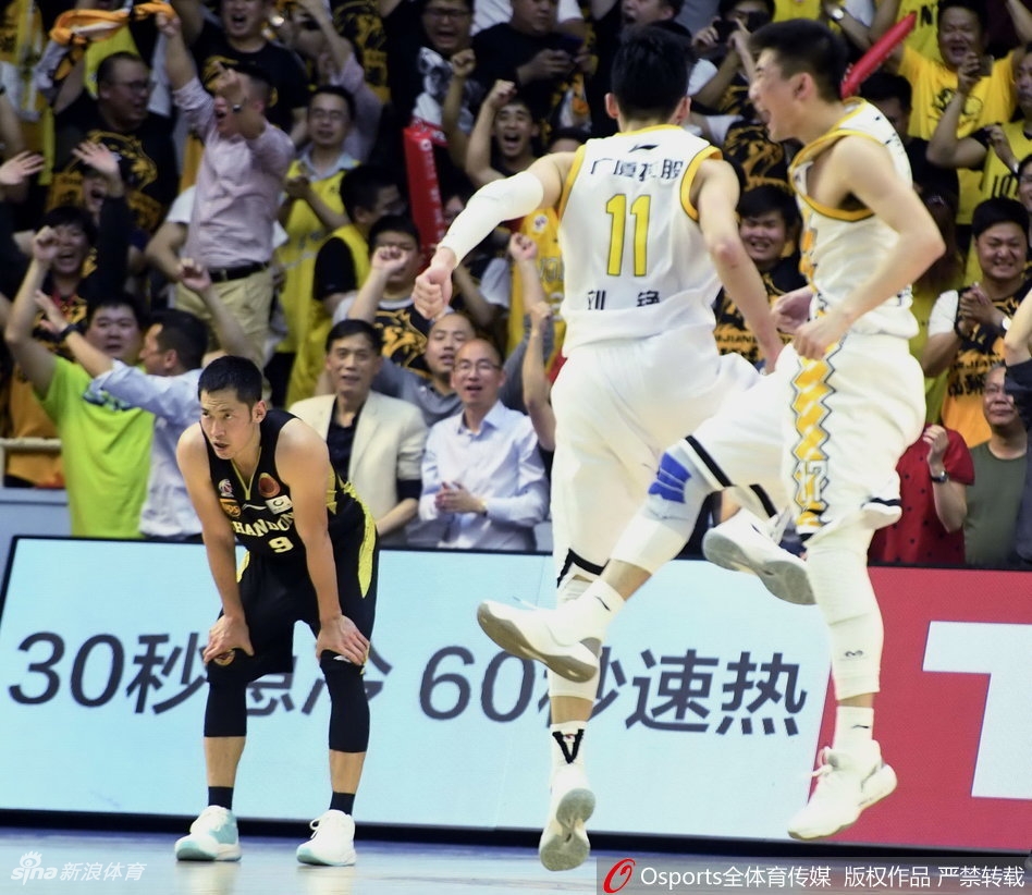 广厦众将如潮水般涌入场内，激情拥抱在一起，队长林志杰被队友团团围住，脸上挂满了胜利的狂喜与激动的泪花。