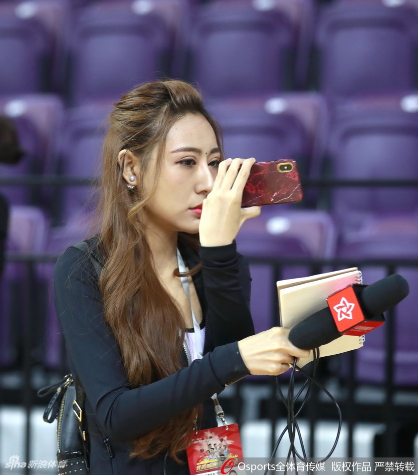 赛后，美女主持人与吉祥物击掌庆祝，她身后的大屏幕上正回放着辽宁队的夺冠时刻，整个球馆都沉浸在巨大的喜悦和荣耀之中。