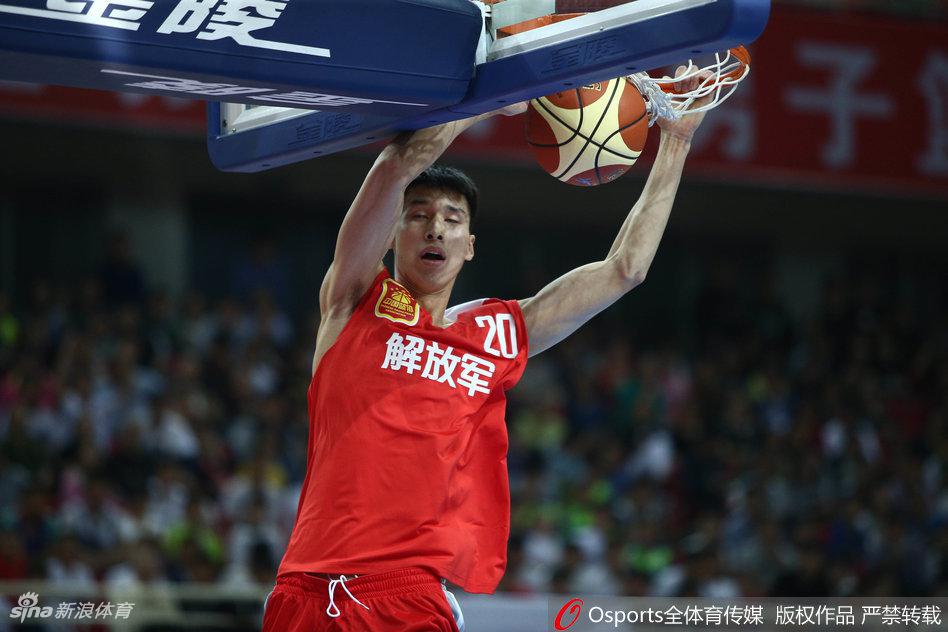 一道黑影腾空而起，如展翅雄鹰般完成惊天劈扣，势大力沉的灌篮让整个球馆瞬间沸腾。