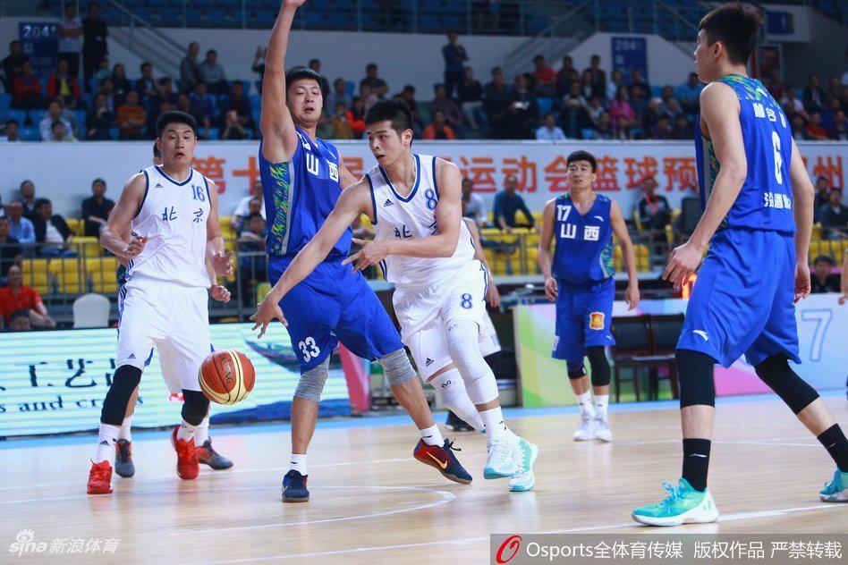 方硕冷静观察队友跑位，将球稳稳分给篮下的常林，战术配合清晰可见
