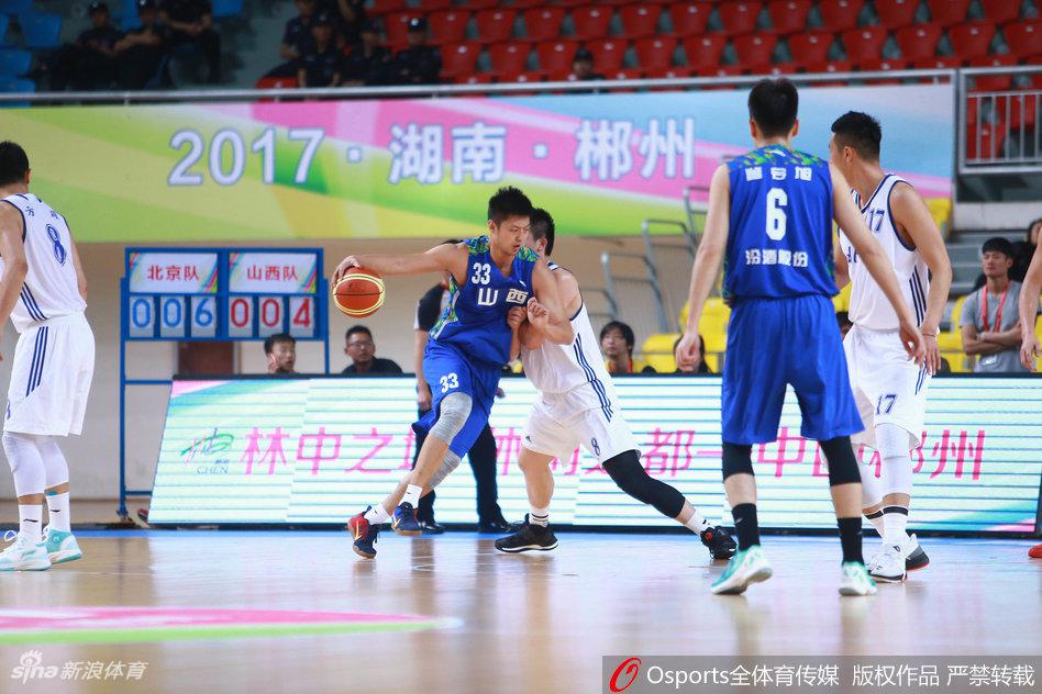 杜锋场边驻足，专注刺探京晋两队球员表现，为广东队未来对手收集情报