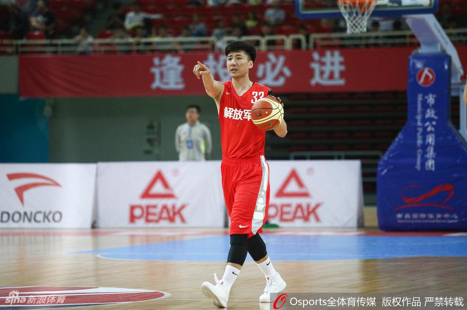 男篮赛场上的指挥官韩硕，正用犀利的眼神观察队友跑位，一手精准的传球即将撕裂对手防线。
