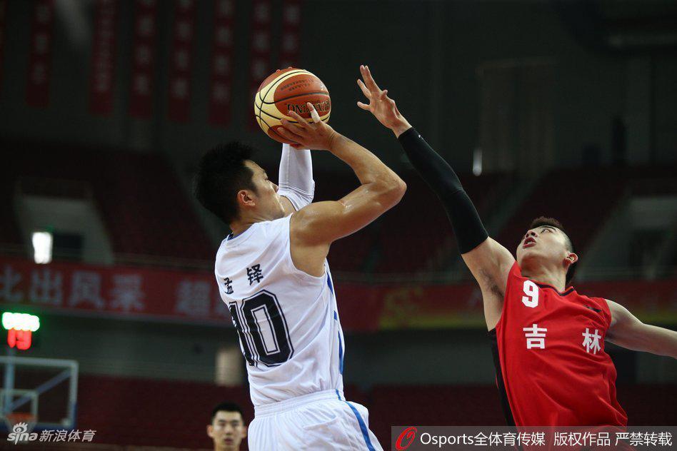 吉林与湖北队员在禁区纠缠成一团，众人跃起争抢篮板球，战况激烈