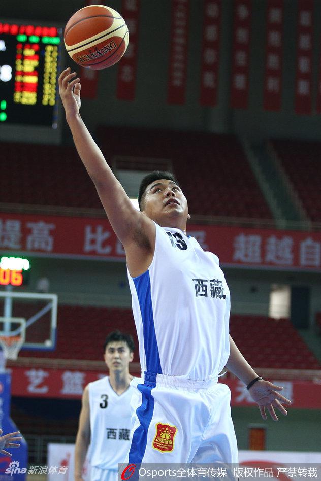 河南队球员在对手头顶强硬摘下进攻篮板，展现了绝对的篮下统治力