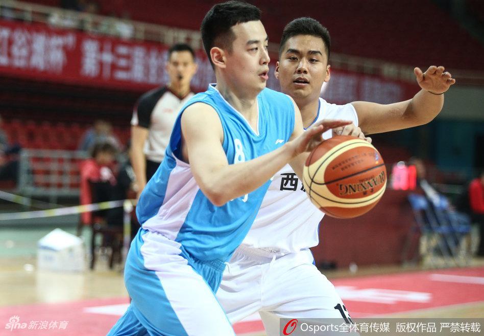 湖北队内线支柱孙桐林低位持球，背身单打吉林防守队员，强起攻筐