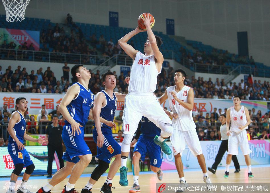 董瀚麟完成双手暴扣后，紧紧抓筐，仿佛要将比赛的胜利牢牢攥在手中。