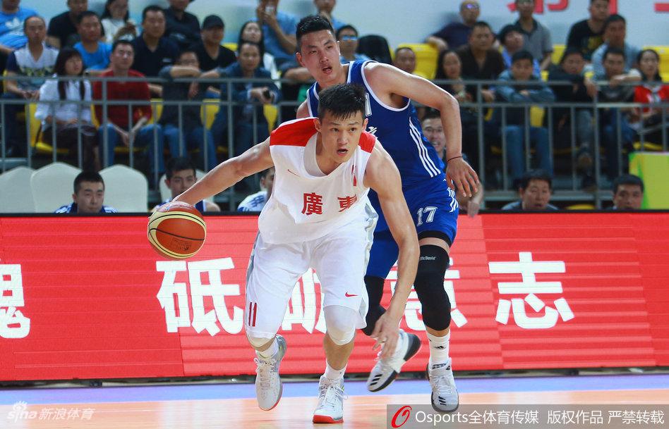 顾全外线果断出手，篮球划过一道完美弧线，直坠网心，点燃全场激情。