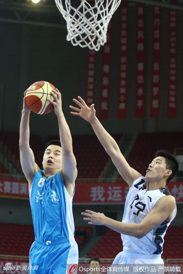 在拥挤的禁区之内，辽宁队的内线长人李晓旭高高跃起，凭借着天生的篮板嗅觉和卡位意识，力压河南多名壮汉，将篮板球牢牢控制在手中。