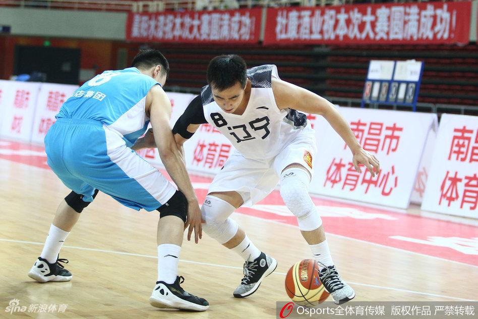 赵继伟在三分线外持球，面对防守者连续的胯下运球，突然一个加速作势突破，成功欺骗了防守者的重心，为接下来的传球或投篮创造了宝贵的空间。