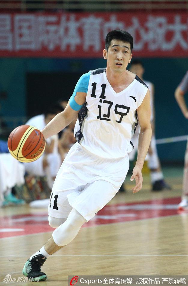 末节比赛已成练兵时间，辽宁队依然保持专注，通过流畅的团队传递撕扯河南防线，展现了冠军之师深厚的战术素养和人员储备。