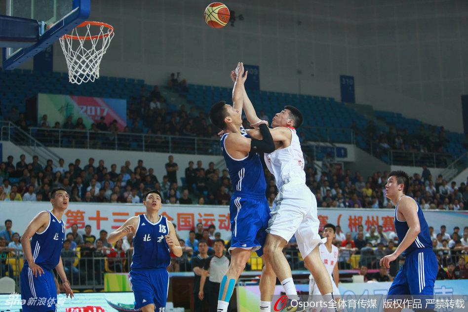 周鹏持球强行突破，利用经验卡住防守位置，高举高打杀向内线完成终结。