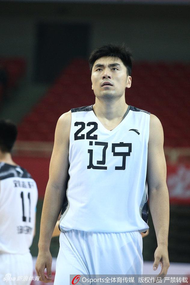 年轻的高诗岩犹如一道黄色闪电，他运球杀入河南队的禁区腹地，面对补防的大个子毫无惧色，在空中舒展身体，试图完成一次极具冲击力的上篮。