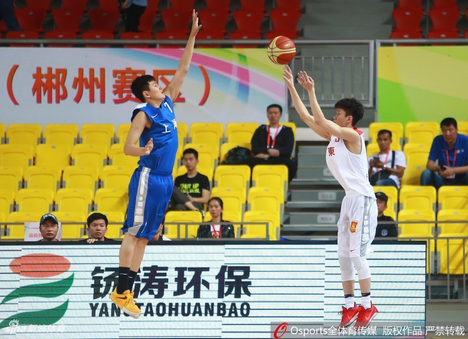 广东队长周鹏快攻中接球起飞，双手大力灌篮，动作舒展霸气，尽显领袖风范。
