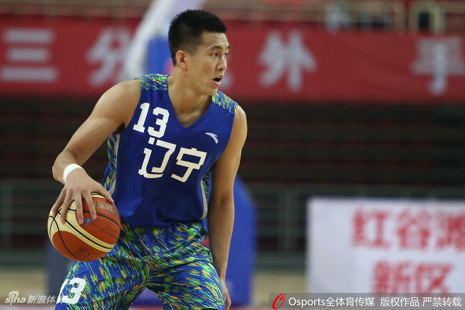 郭艾伦遭遇严防，被三人合围仍死死护住篮球寻找队友。