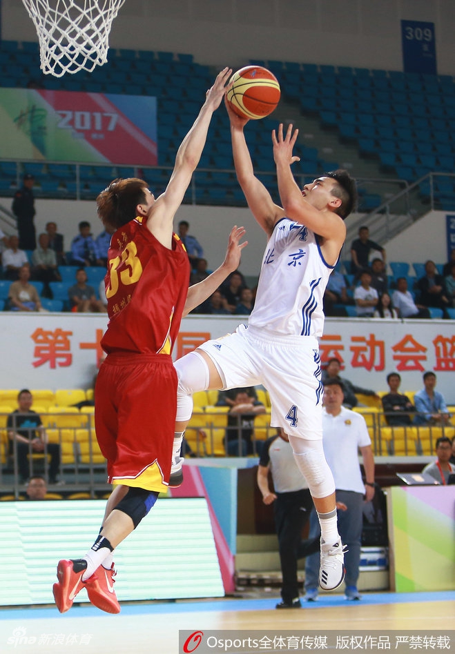 浙江队的核心吴前与队友低头耳语，神色严肃地交流着战术，试图在逆境中寻找破解北京队防线的办法。