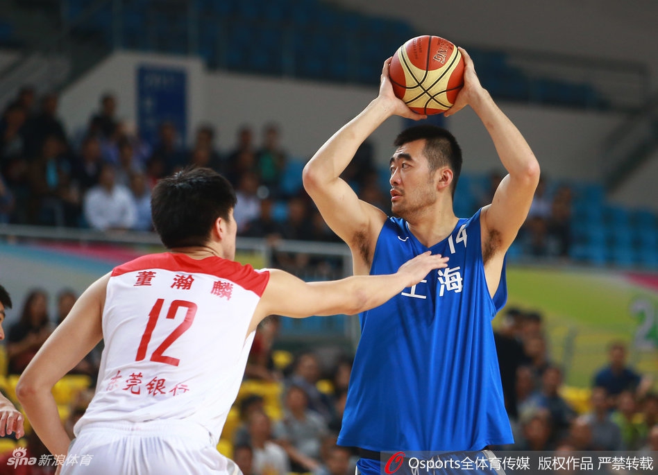 广东主帅杜锋在场边眉头紧锁，全神贯注地指挥着场上的每一次攻防，他的手势坚定有力。