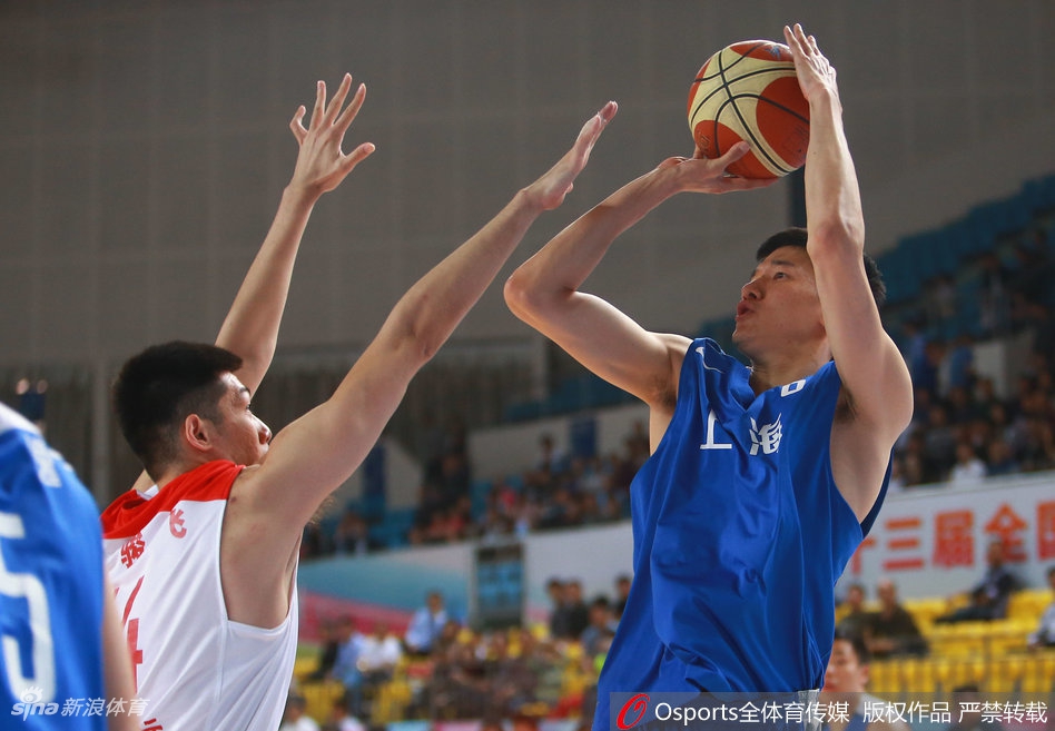 广东队董瀚麟高高跃起，双手将球狠狠砸进篮筐，完成一次极具爆发力的双手背扣，气势如虹。