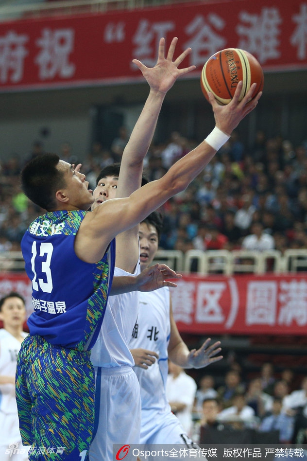 郭艾伦突破上篮，在空中与防守球员对抗后柔和挑篮。