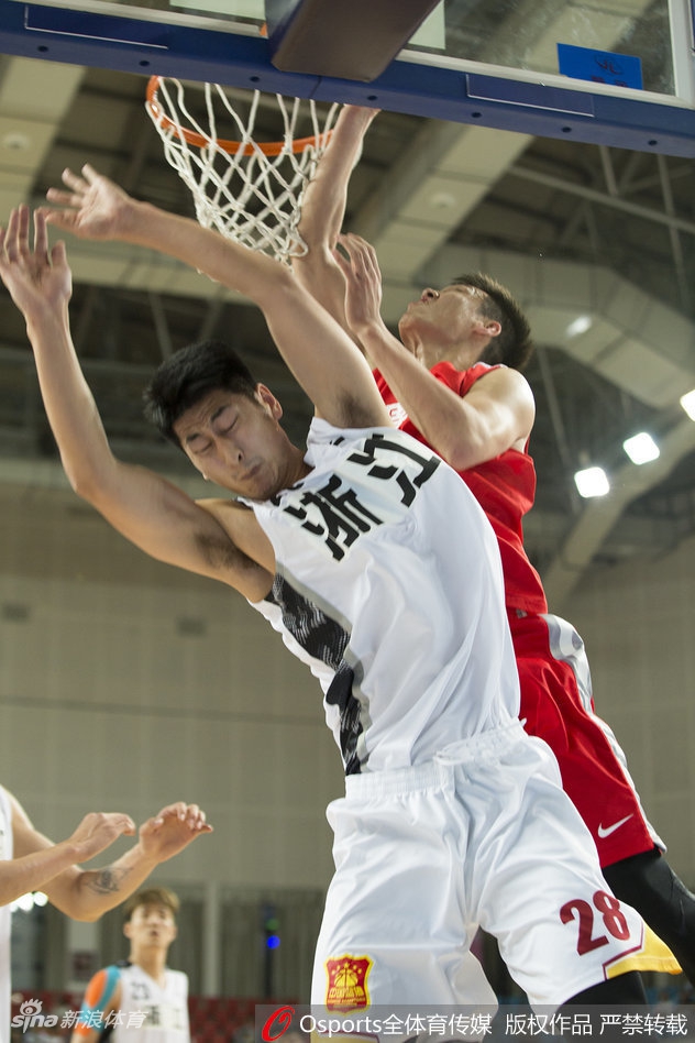 广东队主教练杜锋场边激情指挥，手势干脆利落，眼神专注地注视着场上变化，他的临场调度是球队翻盘的关键。