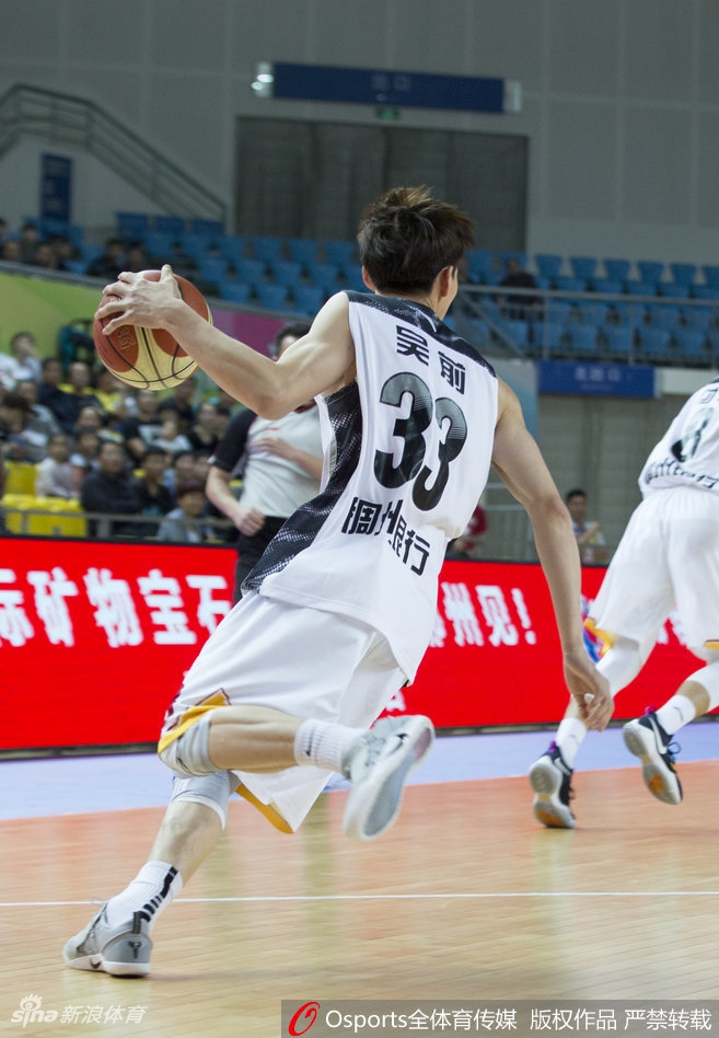 浙江后卫吴前如离弦之箭般持球反击，他面对广东队的防线毫无惧色，以极快的速度杀向对方禁区，眼神中透露出必胜的决心。