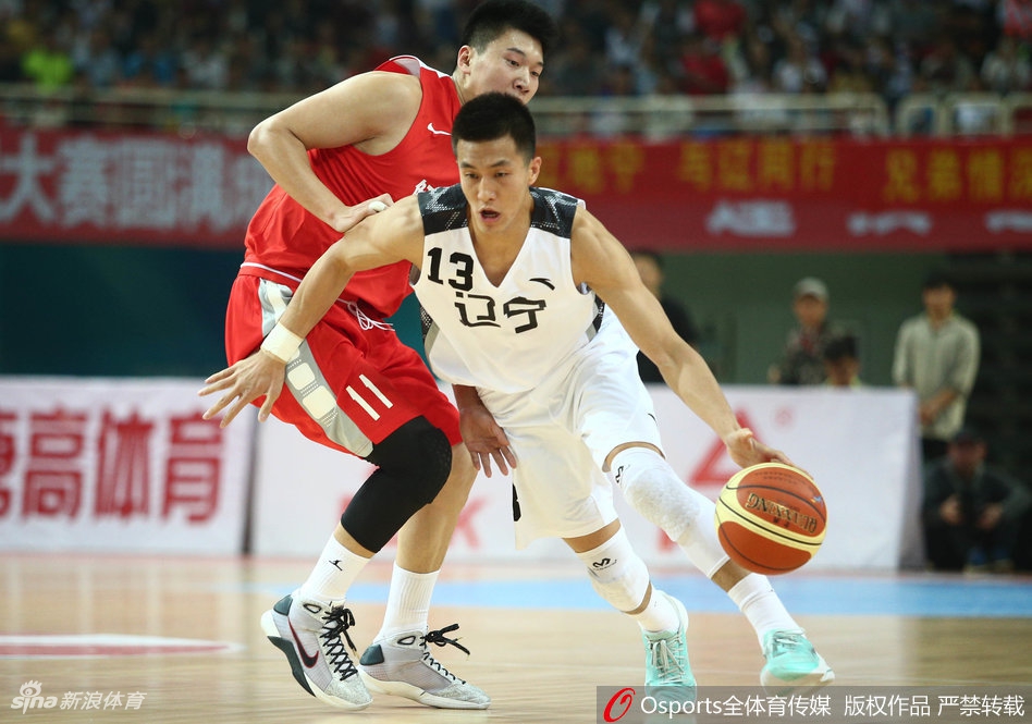 李晓旭奋不顾身地争抢前场篮板,他的身影在人群中高高跃起,为辽宁队拼出一次又一次宝贵的进攻机会。