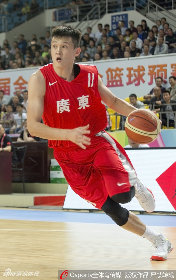 激烈的对抗后，浙江队球员体能透支，缓缓走向替补席，双手撑膝弯腰大口喘息，展现了比赛强度之大。