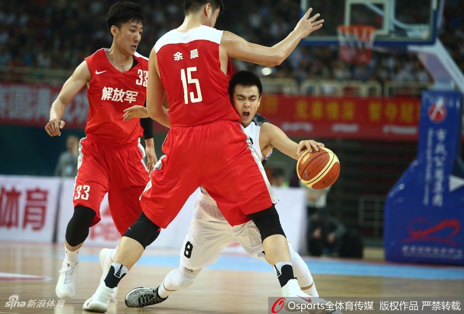 年轻气盛的邹雨宸与赵率舟为争夺球权同时倒地，眼神中充满对胜利的渴望，这是青春力量在内线的直接对话。