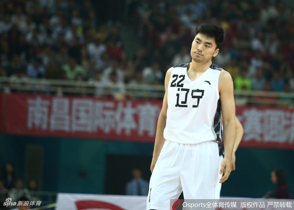 场边的郭士强指导神情严峻,大手一挥正在调兵遣将,他的每一次换人和战术布置都牵动着场上的局势。