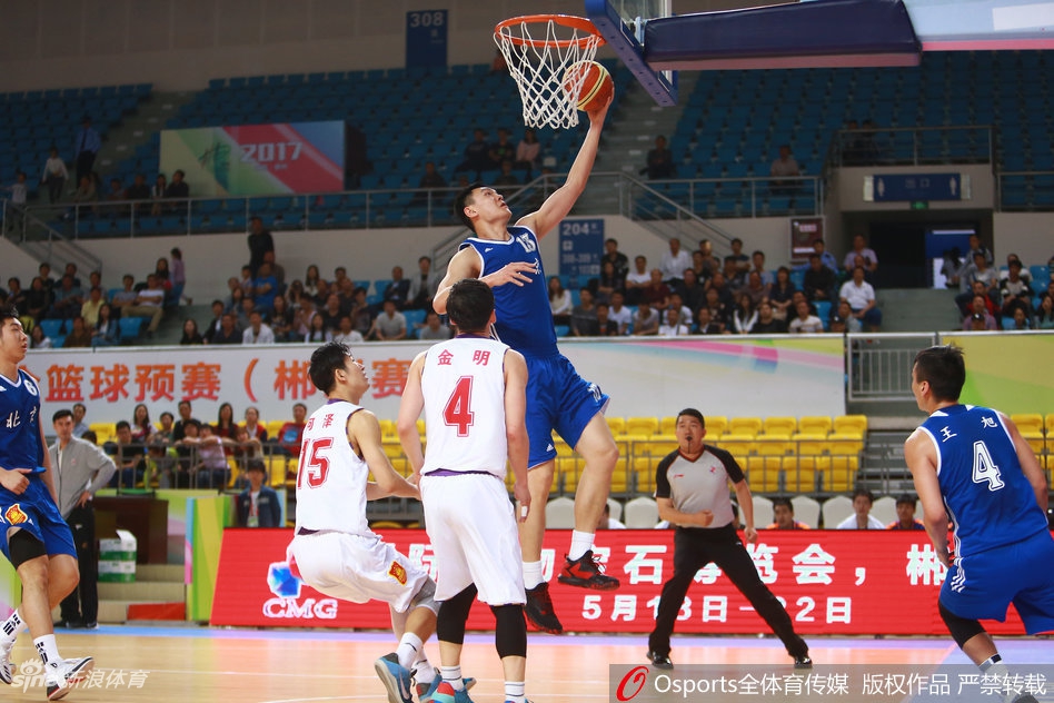 常林背身单打，用力向内凿去，黑龙江队的防线在这一刻被他撕开缺口