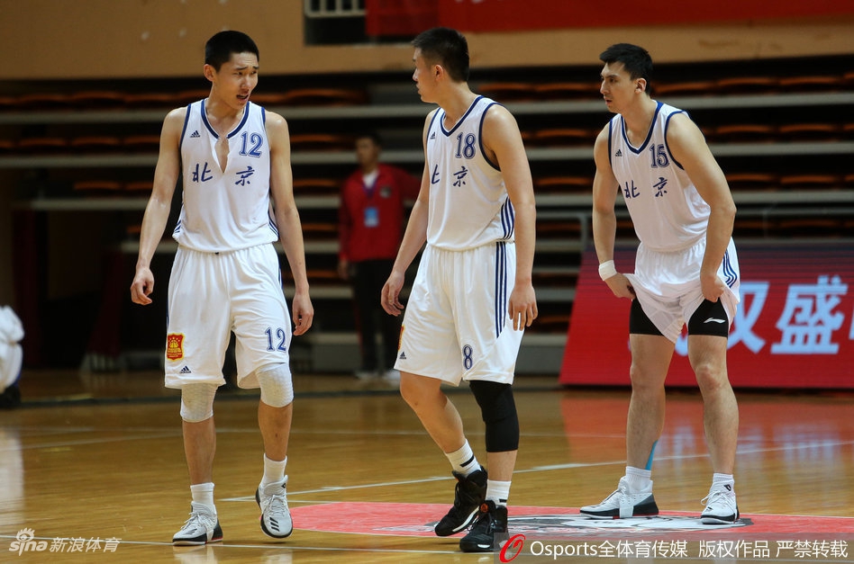 北京队球员在场上频繁交流，用手势和呼喊互相提醒，团队默契尽在细节中