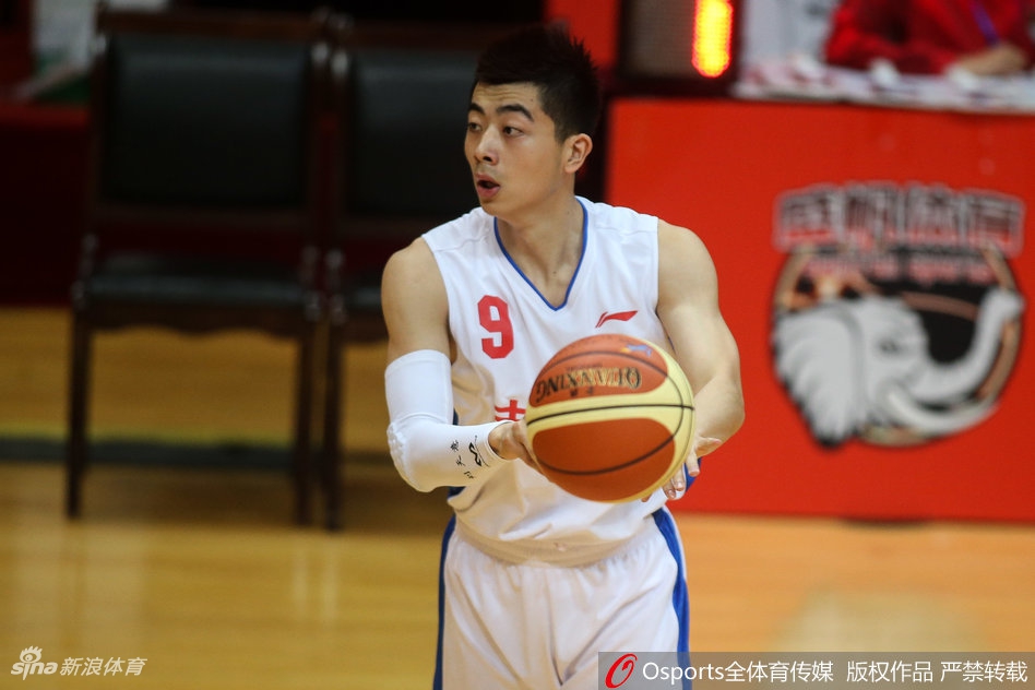 王哲林在罚球线附近持球,冷静地观察着吉林队的联防站位,眼神中透露出必胜的信念。