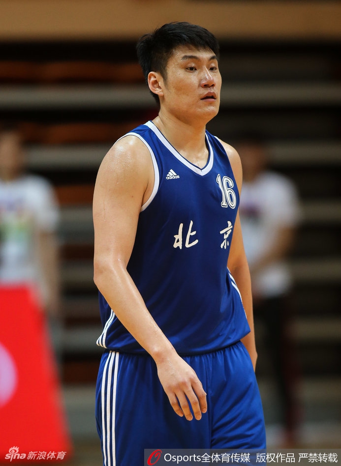 常林高高跃起，面对山东内线球员组成的铜墙铁壁，依然毫无畏惧地将球硬生生投向篮筐，身体在空中扭曲成一张充满力量的弓。