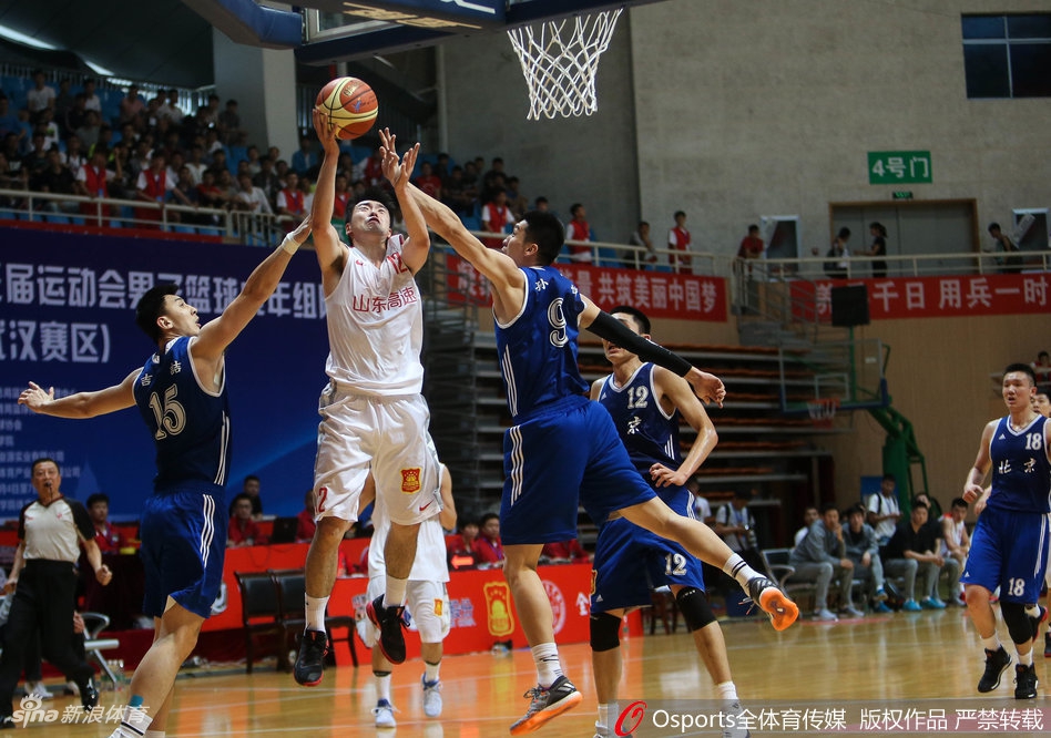 丁彦雨航运球强行突破，眼中只有篮筐，山东队的进攻旗帜在他的冲锋下猎猎作响。