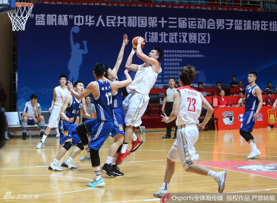 闵鹿蕾指导焦急地对着裁判席比划着手势，眼神中充满渴望与不解，试图为场上陷入被动的弟子们讨回公道。