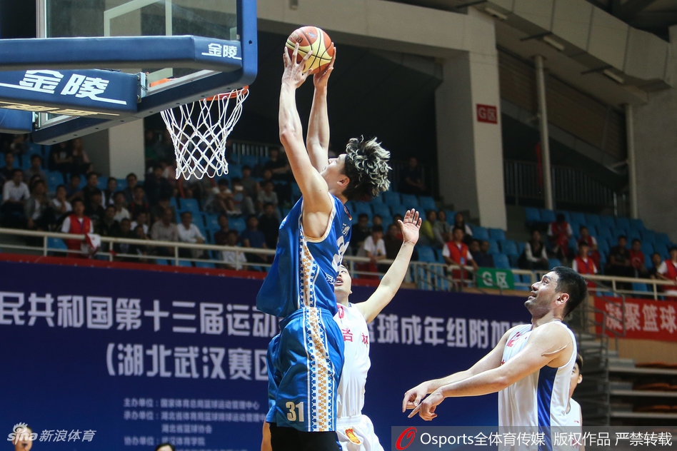 比赛结束后,王哲林与队友们击掌相庆,这场90-88的险胜凝聚了全队上下不懈的努力与汗水。