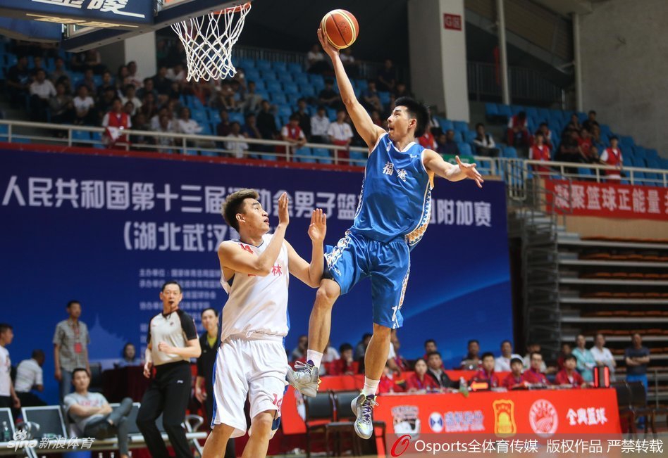 关键时刻,王哲林在禁区边缘接球,准备发起决定性的篮下进攻,整个球馆的空气仿佛都凝固了。