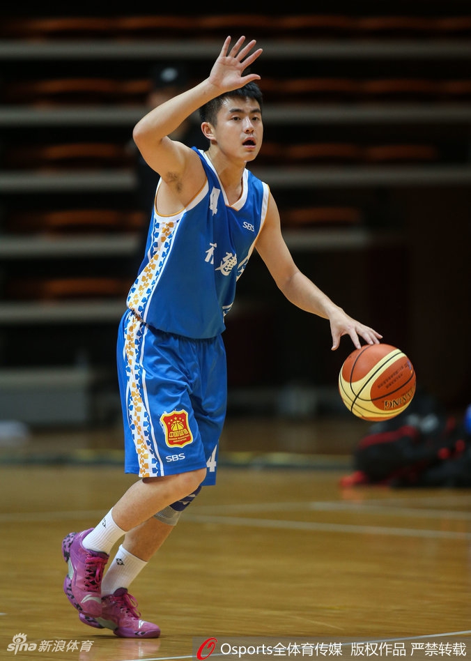 福建队后卫快速运球穿越半场,面对吉林队的严密防守,他正组织新一轮的攻势,试图撕开对手防线。