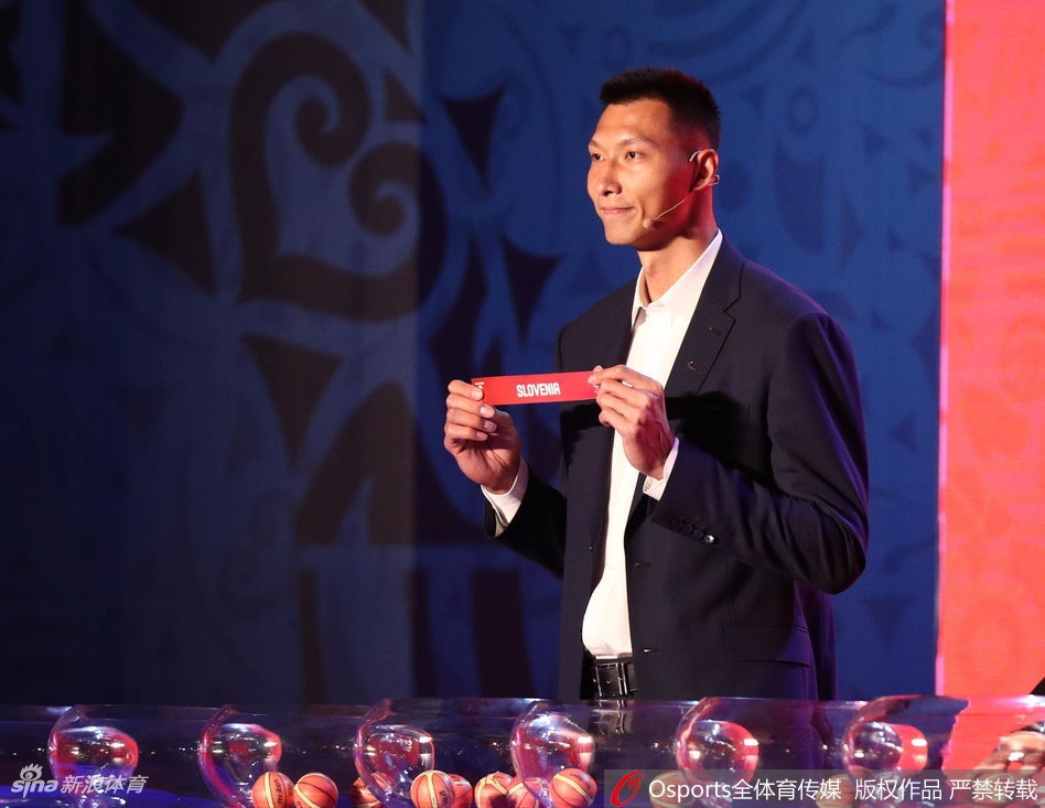 等候上场的易建联面对镜头露出标志性的淡然微笑,此刻的他既是等待谜底揭晓的球员,也是见证历史的参与人。