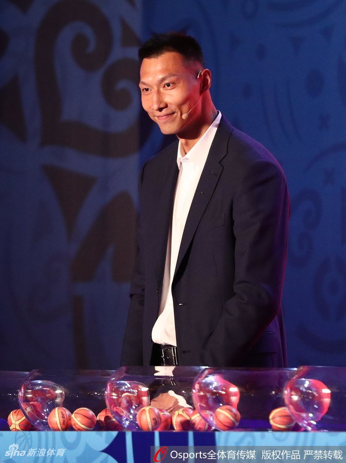 抽签嘉宾基里连科正凝神观看手中的签条,作为欧洲篮球的代表人物,他在广州塔上亲手翻开了亚洲区预选赛的序章。