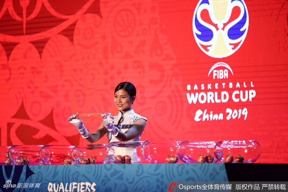 NBA传奇巨星皮蓬在抽签台前,他刚刚拆开写有“中国”的签条,这张纸片决定了东道主将在预选赛阶段与新西兰、韩国和中国香港同组。