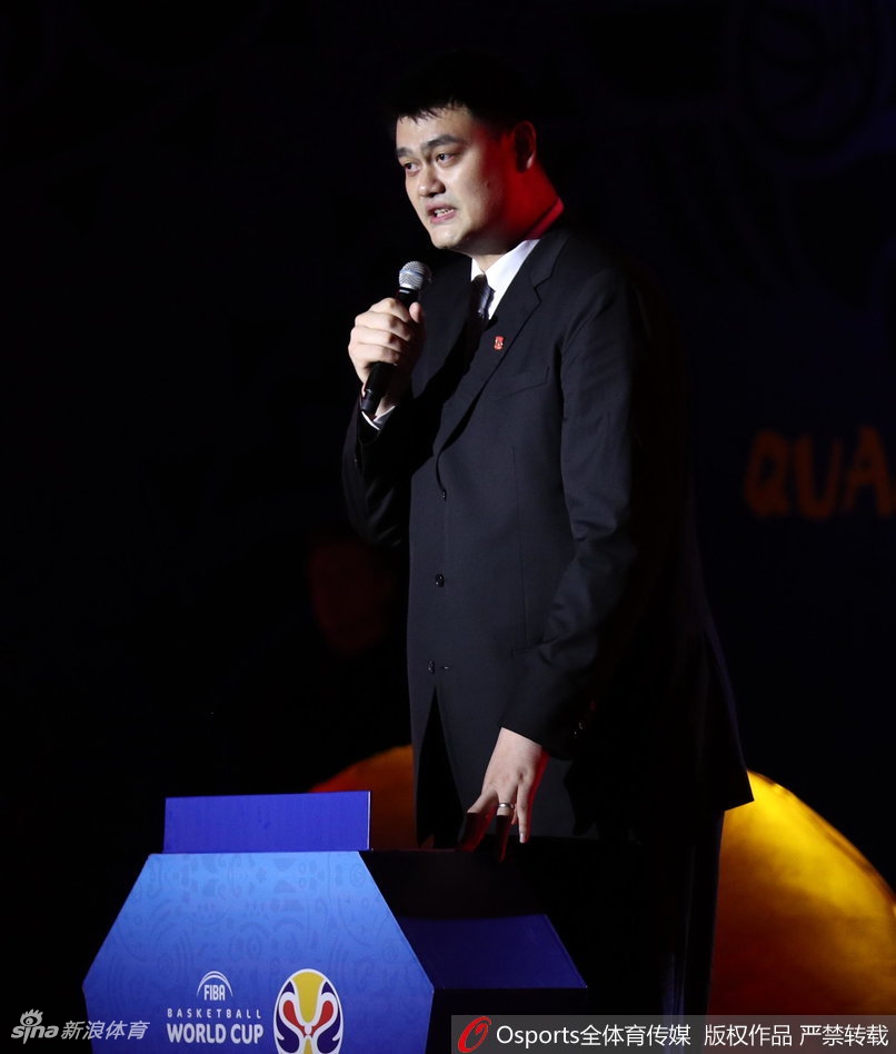 作为东道主的代表,易建联担任抽签嘉宾,他面带谦逊而自信的微笑走上台前,准备亲手决定亚太区诸强的命运走向。