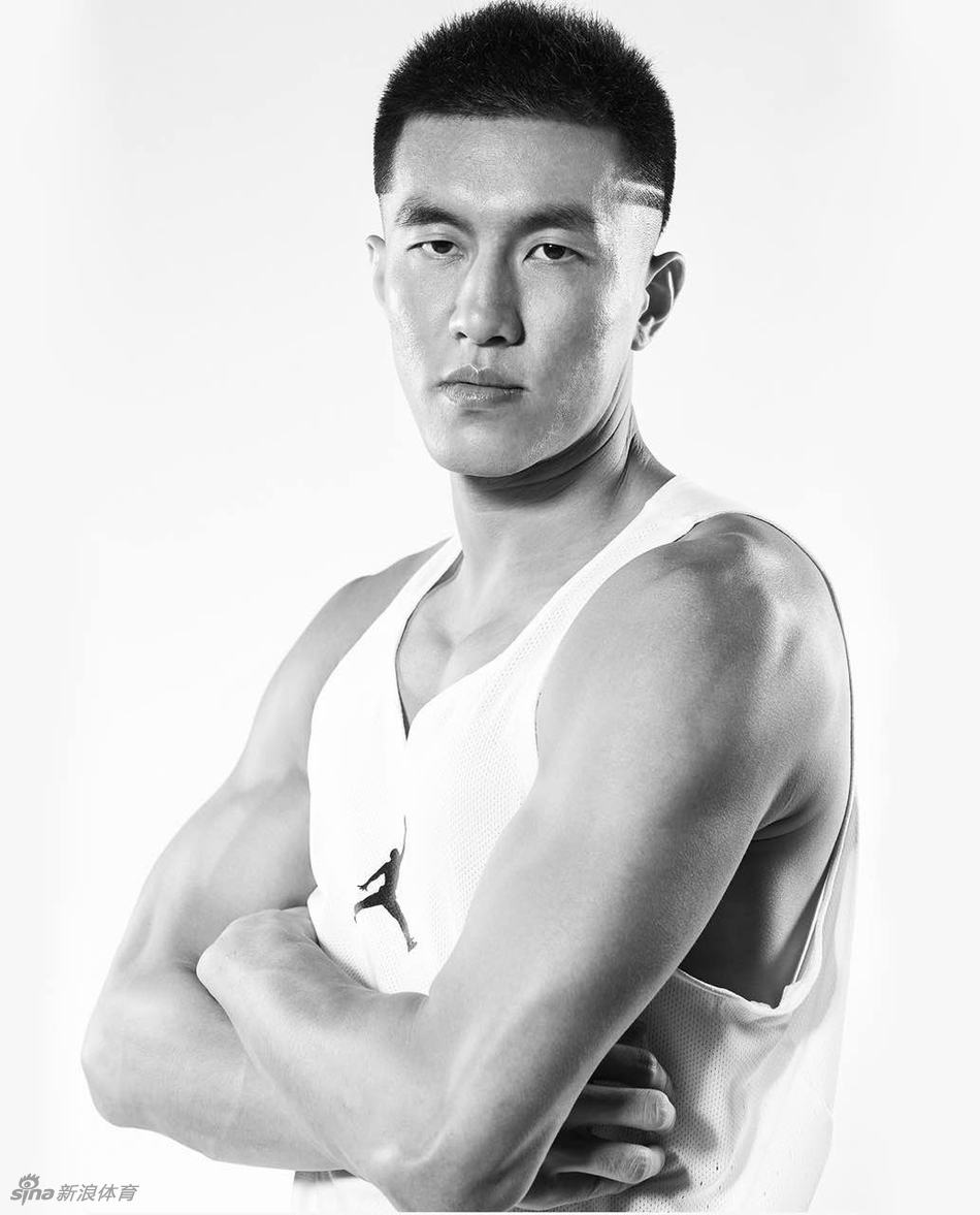 郭艾伦面对镜头神情霸气坚毅,双手紧握篮球,仿佛在向世界宣告亚洲球员同样能驾驭顶级篮球品牌的野心与自信。