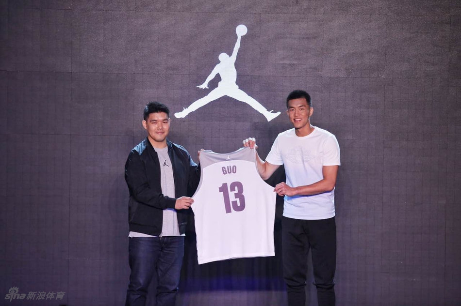 AJ品牌发布的郭艾伦炫酷海报,光影交错间突显其冷峻面容与犀利眼神,象征着他作为品牌亚洲首位代言人的全新征程与历史性时刻。