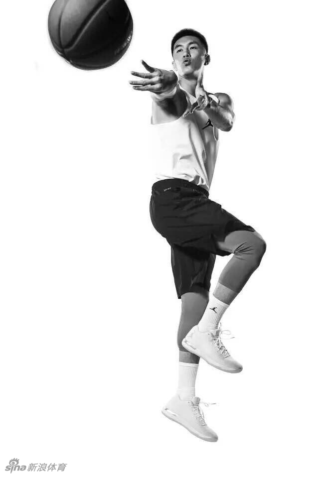 郭艾伦小试身手后轻松展示球衣,自信从容的笑容中带着一丝大男孩的顽皮,仿佛在告诉世界他已准备好迎接新的挑战。