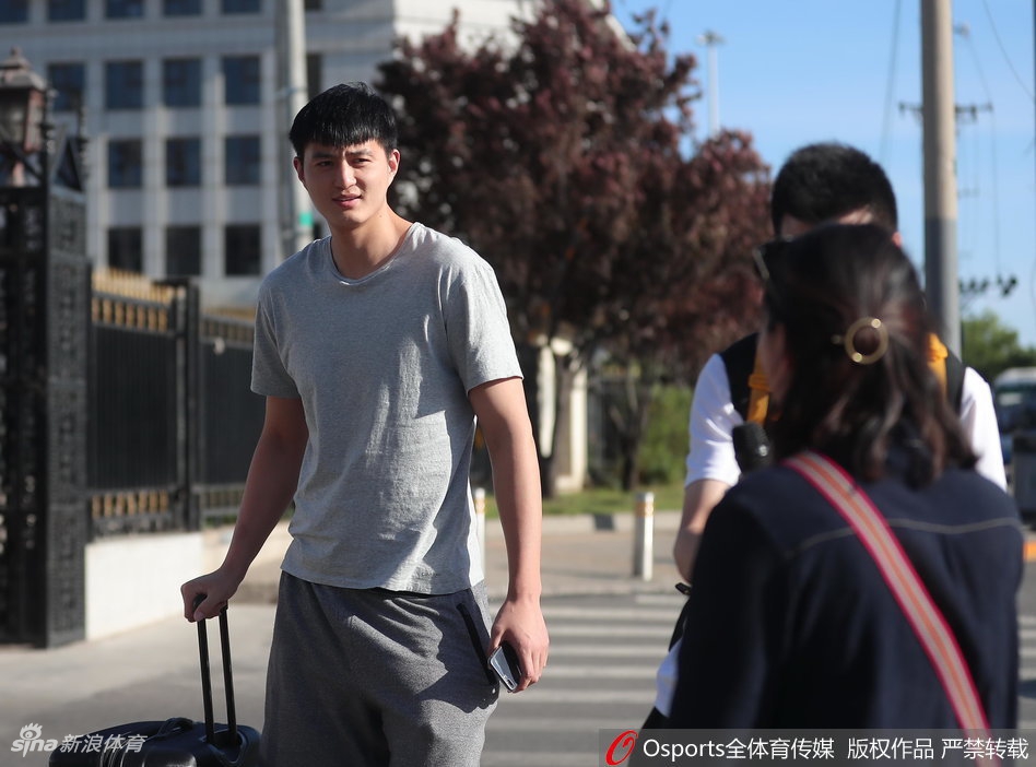 俞长栋抵达体育总局训练中心,这位新疆内线悍将神情放松,他将用自己的硬度为国家队内线筑起坚固屏障