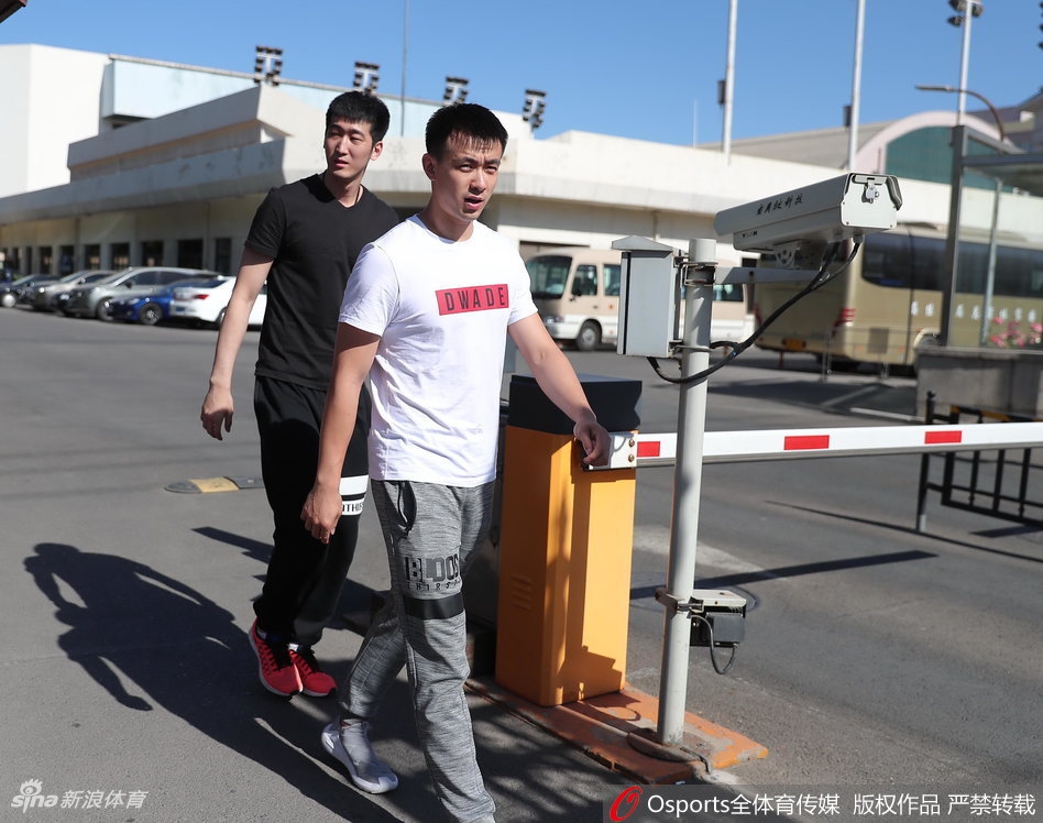 常林轻松现身报到现场,这位空间型内线的加入,将为李楠指导的战术板带来更多现代化的选择与变化