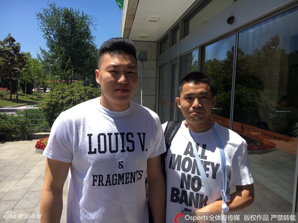 北京体育大学校园内,中国男篮蓝队集训的横幅格外醒目,营造出浓厚的备战氛围。