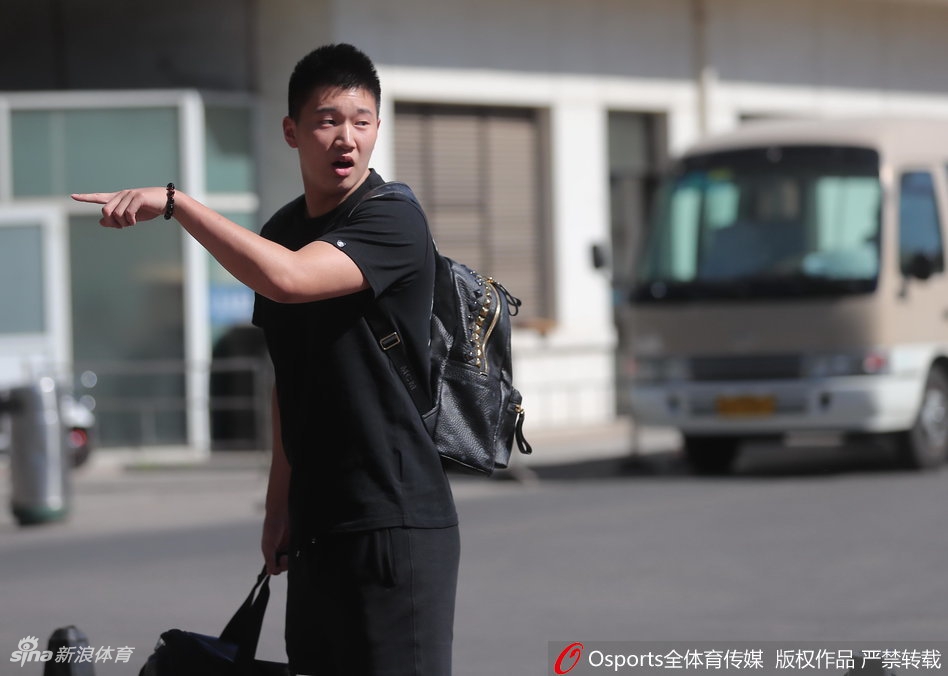 阿不都沙拉木面容俊朗自信步入训练局,这位来自新疆的锋线新星眉宇间满是对国家队生涯的向往与坚定