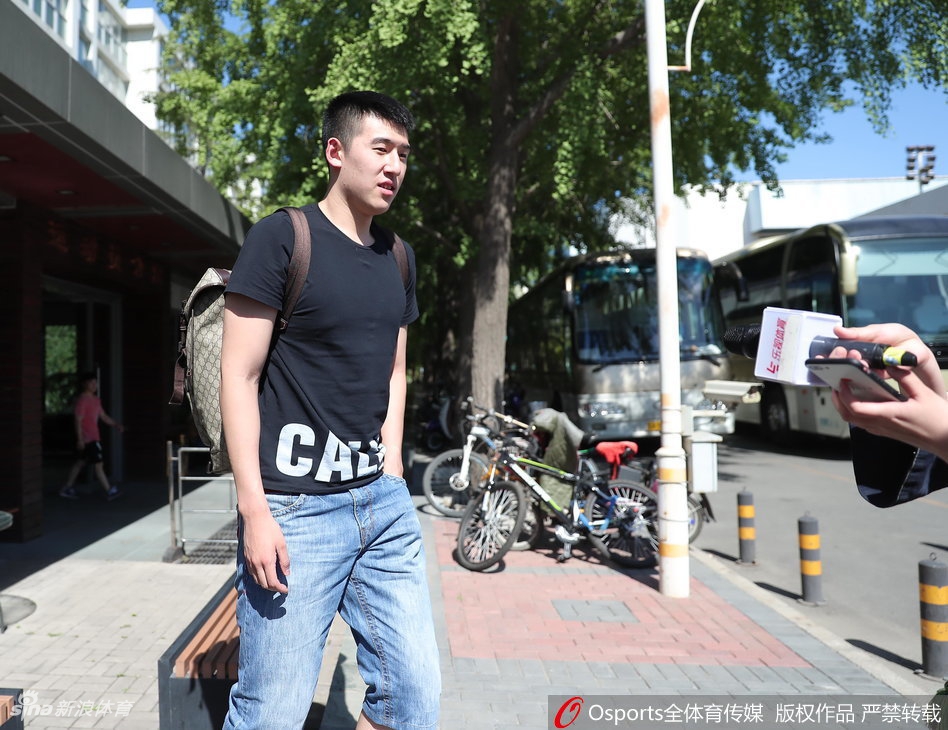 付豪身披红色战袍亮相报到现场,这位八一队的内线新星面带微笑,即将在更高舞台上磨砺自己的梦幻脚步